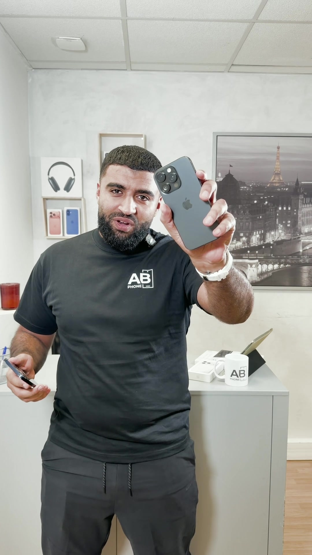 Présentation d’un téléphone par AB PHONE, image extraite de la vidéo fournie
